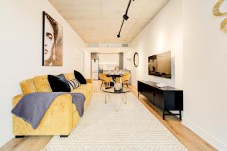 Chic 1BR Montréal - Steps from Bell Centre - 1
