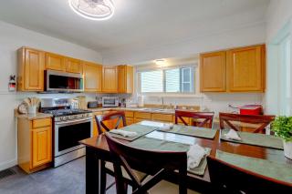 Cozy 3-Bedroom Home close to ISU & IWU, Sleeps 6 - 8