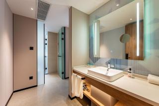 Holiday Inn Express Shanghai Jing'an Temple by IHG - 2