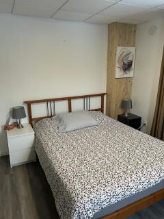 Couples pleasant Village getaway Queen Bed - 9