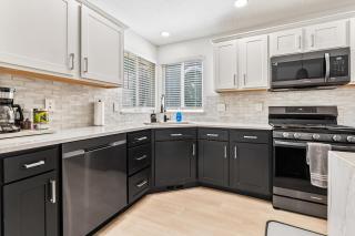 5 Bedroom house in prime location by the village - 2
