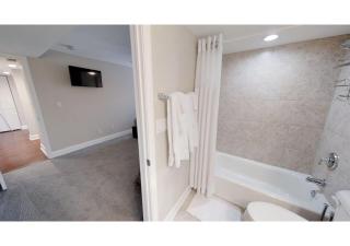 Cozy 2 Bedroom 1 Bath Condo near Eden Park - 3
