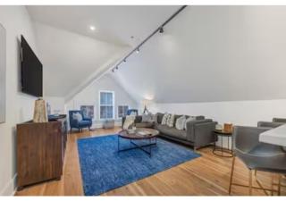 Luxurious 2 Bdrm 2 Bath 3rd floor Walkup - 0
