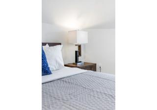 Luxurious 2 Bdrm 2 Bath 3rd floor Walkup - 3