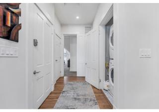 Luxurious 2 Bdrm 2 Bath 3rd floor Walkup - 4