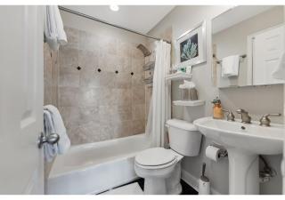 Penthouse Style Condo with City View - 6