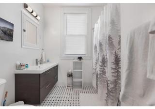 Spacious and Sunlit 2 Bedroom Near Eden Park - 4