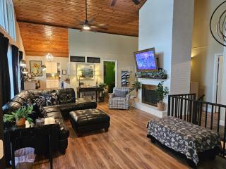 PRIVATE LAKE HOUSE Sleeps Large Groups ON THE WATER Swim n Boat Dock LOTS of AMENITIES - 6