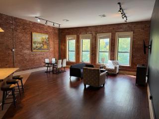 Urban Chic Unit 3 Modern Downtown Sleeps 2 - 4