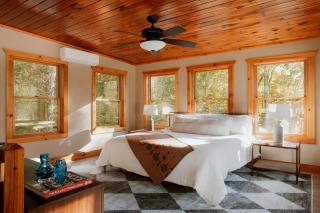 Secluded Catskills Treehouse Hot Tub Roof Deck - 1