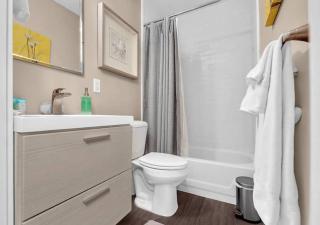 Warm and Spacious 2 Bedroom near Eden Park - 4