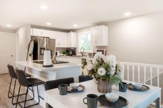 Chic 3BR 2BA Duplex w Serene View BBQ near airport - 9