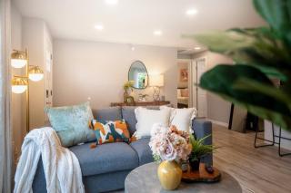 Chic 3BR 2BA Duplex w Serene View BBQ near airport - 7
