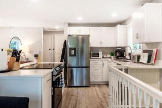 Chic 3BR 2BA Duplex w Serene View BBQ near airport - 4