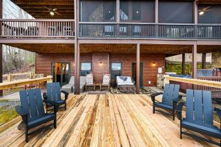 Yogis Retreat - Blue Ridge, GA - Take in Sweeping Mountain Views, Soak in the Hot Tub, and Rack Up a Game of Pool at this Cabin, - 6