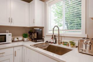 Chic 3BR 2BA Duplex w Serene View BBQ near airport - 3