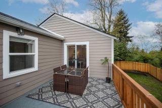 Chic 3BR 2BA Duplex w Serene View BBQ near airport - 7
