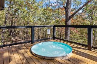 Ozark Treehouse with Hot Tub near Beaver Lake - 9
