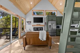 Ozark Treehouse with Hot Tub near Beaver Lake - 7