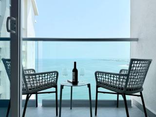 Sky-High Oceanfront Retreat for Two – Romantic 27th Floor Stay by Moikkarentals - 6