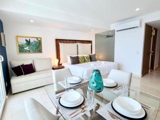 Sky-High Oceanfront Retreat for Two – Romantic 27th Floor Stay by Moikkarentals - 5