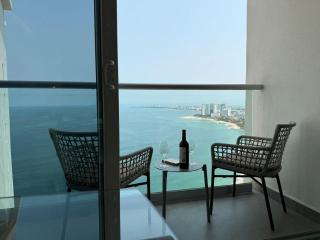 Sky-High Oceanfront Retreat for Two – Romantic 27th Floor Stay by Moikkarentals - 4