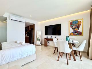 Sky-High Oceanfront Retreat for Two – Romantic 27th Floor Stay by Moikkarentals - 1