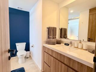 Sky-High Oceanfront Retreat for Two – Romantic 27th Floor Stay by Moikkarentals - 1