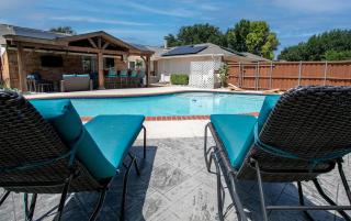 Spacious 3BR Retreat Pool, BBQ, Firepit & Games - Plano - 5