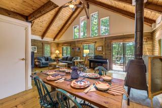Lakefront Cabin w/ Views & Dock in Brandon - 1
