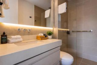 Skyline View, Private Jacuzzi, AC and King Bed - 9