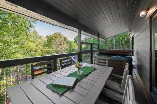 Enjoy Stairway to Heaven a Modern Secluded Cabin with Hot Tub Sleeps 6 Minutes from Dollywood PF Gatlinburg - 2