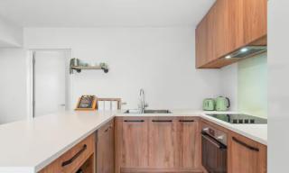 Stylish 3BR Ensuite, CBD, Car Park, Stadium Nearby - 4