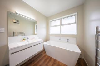Fiordland Getaway - Te Anau Holiday Home - 1