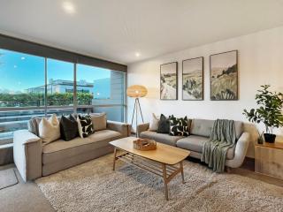 Charming Retreat | Balcony, Views and Garage - 0