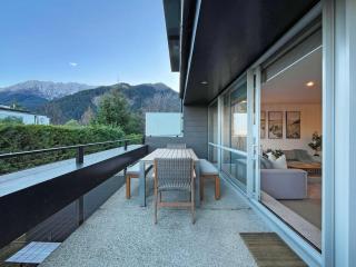 Charming Retreat | Balcony, Views and Garage - 8