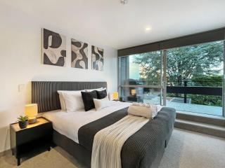 Charming Retreat | Balcony, Views and Garage - 7