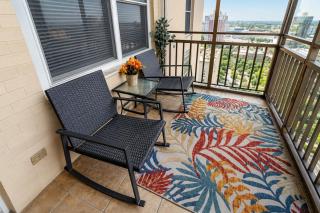Modern High-Floor condo at Heart of Downtown & Skyline Balcony - 2