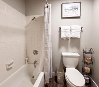 Beautiful Inn Building Updated Condo 211 - 3