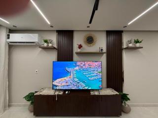 Luxury Retreat in Sheikh Zayed, Pool & Gym access - 9