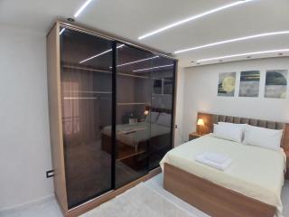 Luxury Retreat in Sheikh Zayed, Pool & Gym access - 2