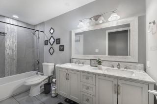 Modern 4BR Retreat Fireplace, Bar & Workspace - 8