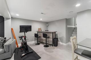 Modern 4BR Retreat Fireplace, Bar & Workspace - 7