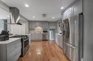 Modern 4BR Retreat Fireplace, Bar & Workspace - 5
