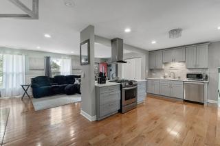 Modern 4BR Retreat Fireplace, Bar & Workspace - 4