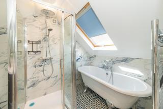 Spacious 6BR Home, Contrac Stay, 3-Car Parking - 7