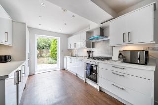 Surrey 5-Bed Home for Groups Business Stays - Pass the Keys - 9