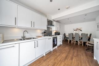 Surrey 5-Bed Home for Groups Business Stays - Pass the Keys - 4