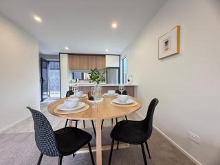CBD 2 Bed, 2 Bath Townhouse and Parking - 9