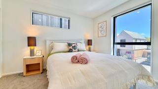 CBD 2 Bed, 2 Bath Townhouse and Parking - 7